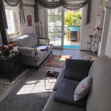 Havuzlu Beyaz Villa